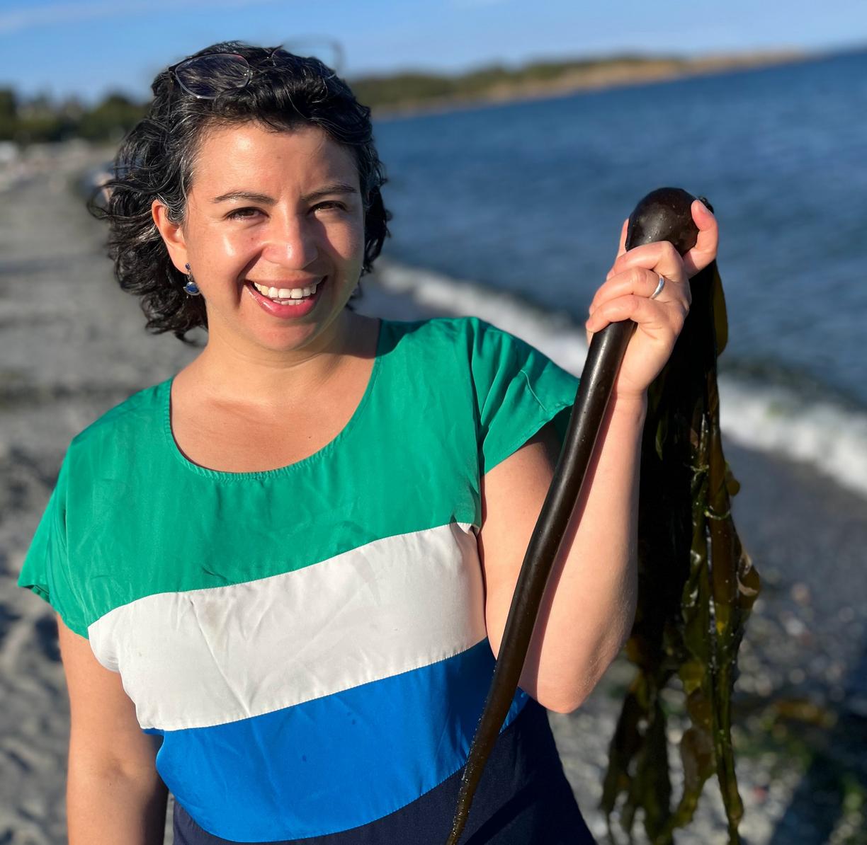 Alejandra Mora-Soto holding bull kelp 
