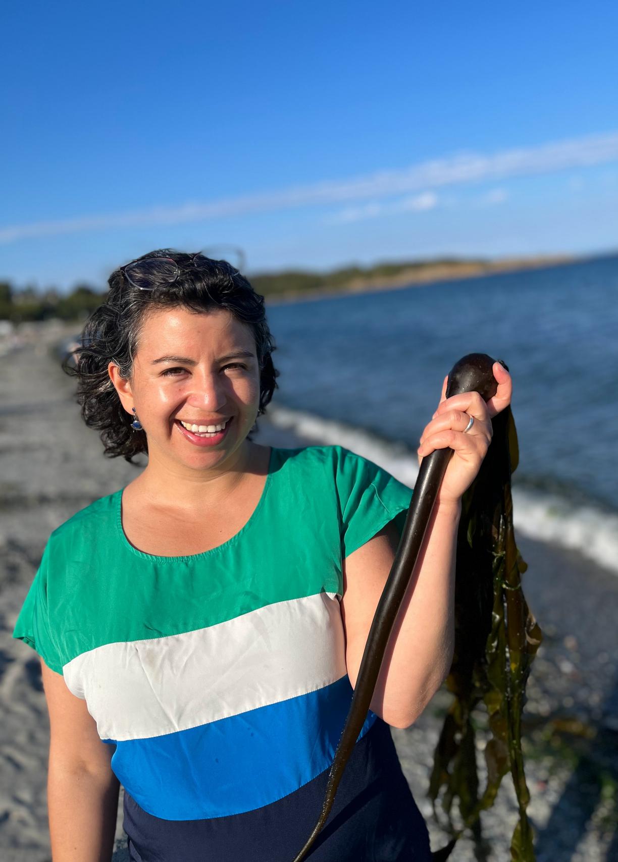 Alejandra Mora-Soto holding bull kelp